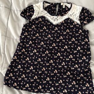 Girl’s flowery and lace shirt